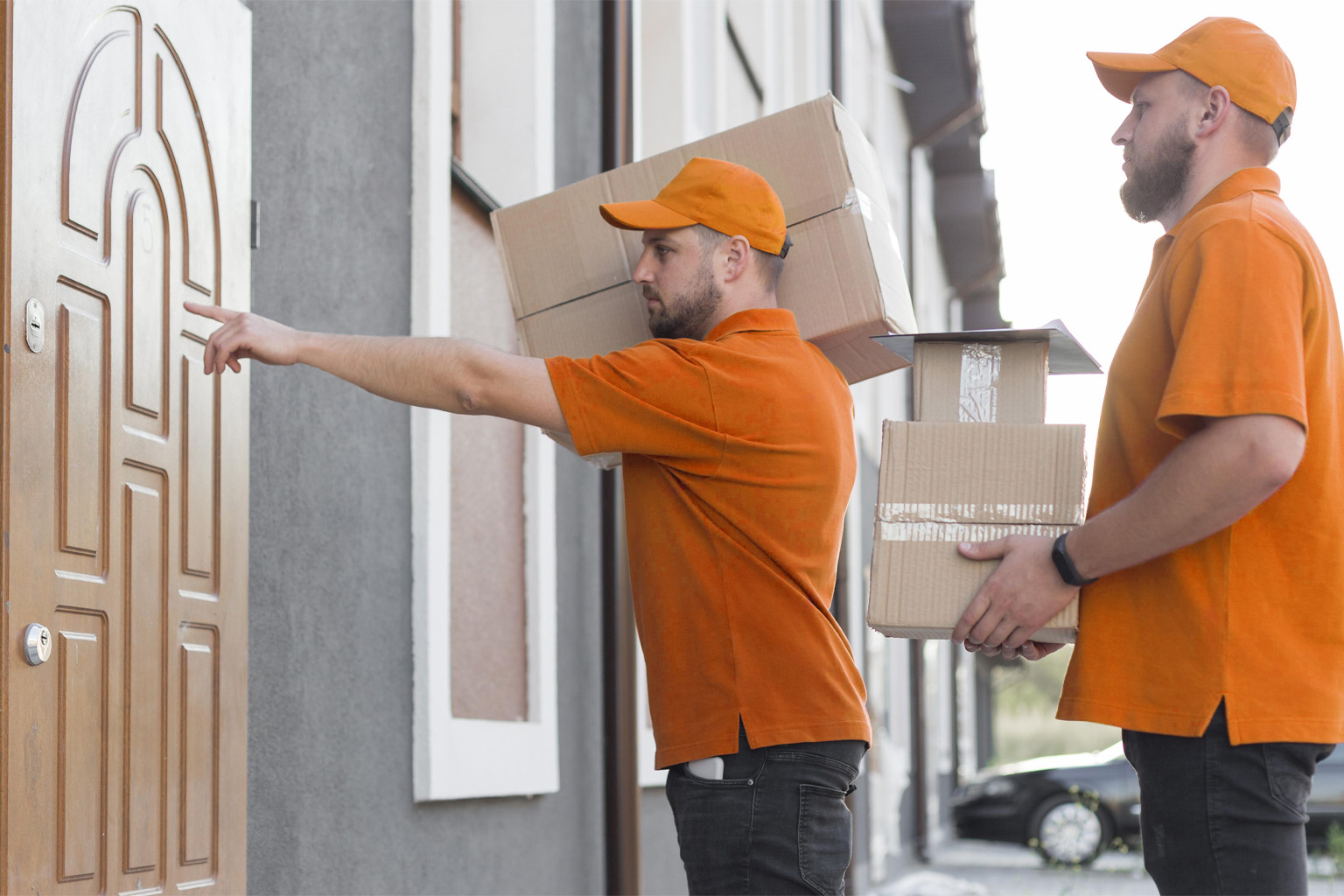 Zusteller mit Paket